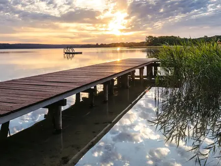 im Urlaub an der Mecklenburgischen Seenplatte die Aussicht auf den See genießen