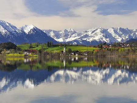 Urlaub in den Alpen - Panoramablick auf den Riegsee in Oberbayern im bayerischen Voralpenland