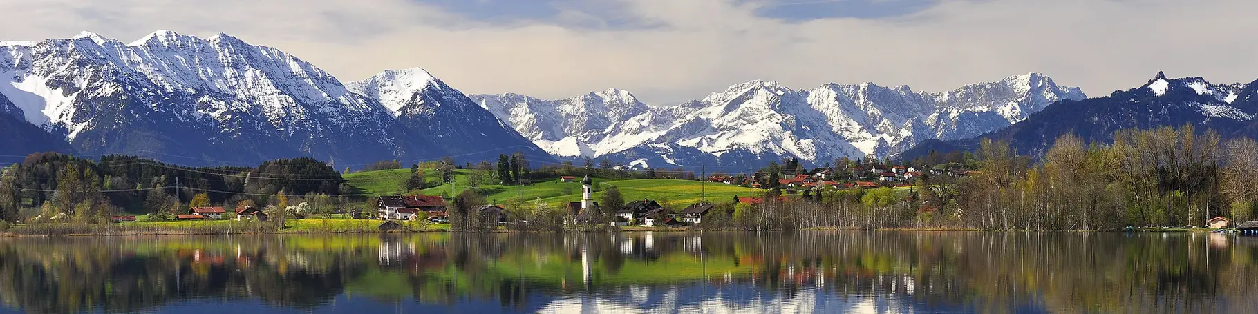 Urlaub in den Alpen - Panoramablick auf den Riegsee in Oberbayern im bayerischen Voralpenland