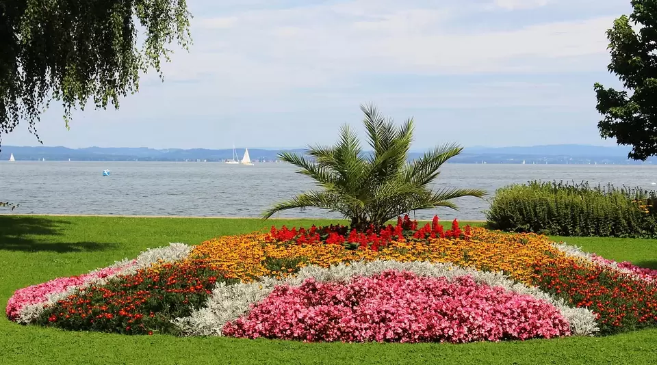 im Urlaub in der Ferienwohnung am Bodensee einen Ausflug mit dem Schiff zur Blumeninsel Mainau, der drittgrößten Insel im Bodensee, unternehmen