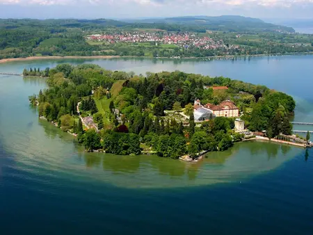 im Urlaub in der Ferienwohnung am Bodensee einen Ausflug mit dem Schiff zur Blumeninsel Mainau, der drittgrößten Insel im Bodensee, unternehmen