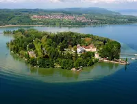 Blumeninsel Mainau im Bodensee - © , Mainau GmbH im Urlaub in der Ferienwohnung am Bodensee einen Ausflug mit dem Schiff zur Blumeninsel Mainau, der drittgrößten Insel im Bodensee, unternehmen