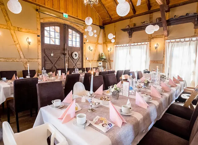 Hochzeit in der Festscheune mit gedeckter Tafel im Mühlenhof Bosse in Dachwig in Thüringen