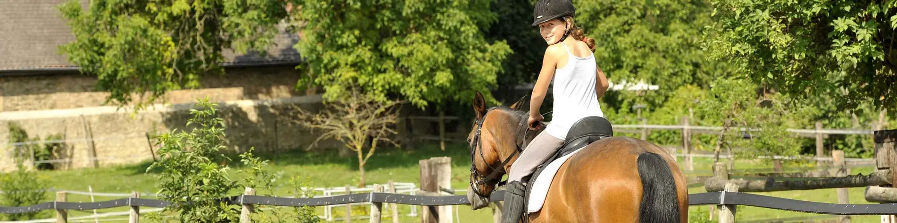 im Urlaub auf dem Reiterhof Reitunterricht nehmen