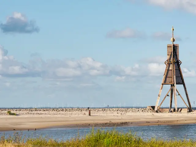 Blick auf das Wahrzeichen Kugelbake in Cuxhaven in Niedersachsen