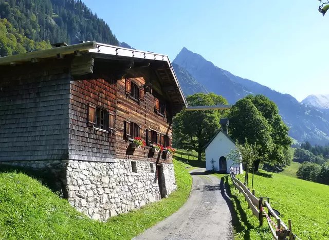 im Urlaub auf dem Bauernhof im Allgäu zum Bergbauerndorf in Gerstruben wandern