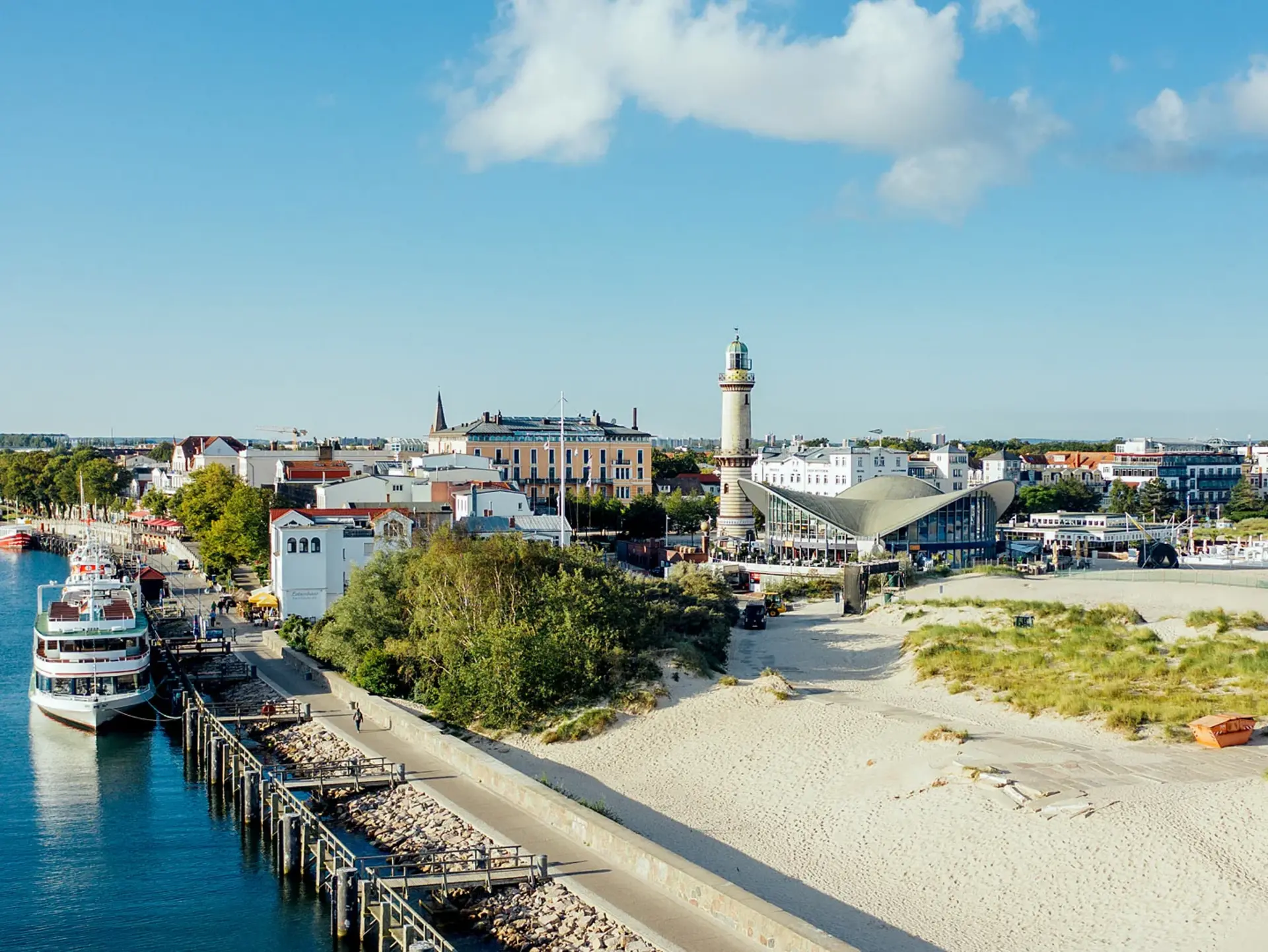 im Urlaub an der Ostseeküste Mecklenburg das Seebad Warnemünde mit de, Teepott, dem Leuchtturm und dem Alten Strom besuchen