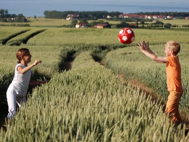 Viel Spaß beim Ballspielen haben Kinder in Mecklenburg-Vorpommern. Dabei können Sie auch den Blick auf die Ostsee genießen.