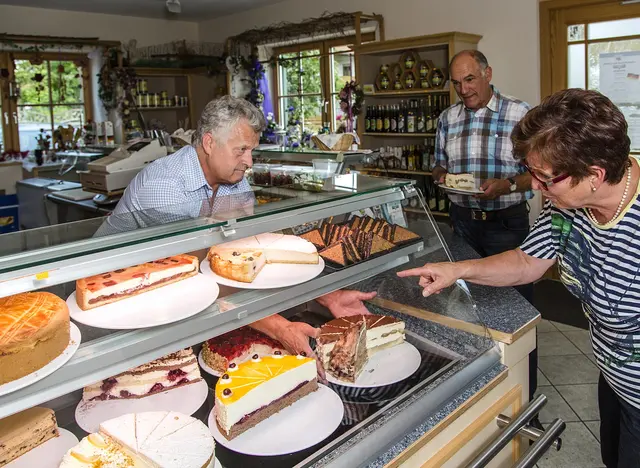 im Hofcafé auf dem Bauernhof aus vielen selbstgemachten Torten und Kuchen auswählen 