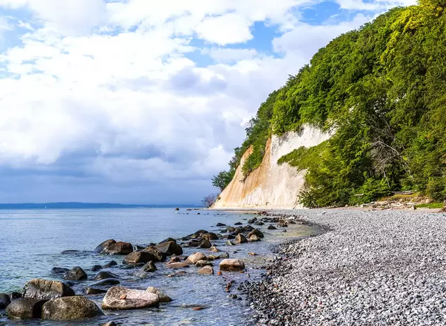 im Rügen Urlaub auf dem Bauernhof zu den Kreidefelsen im Nationalpark Jasmund wandern