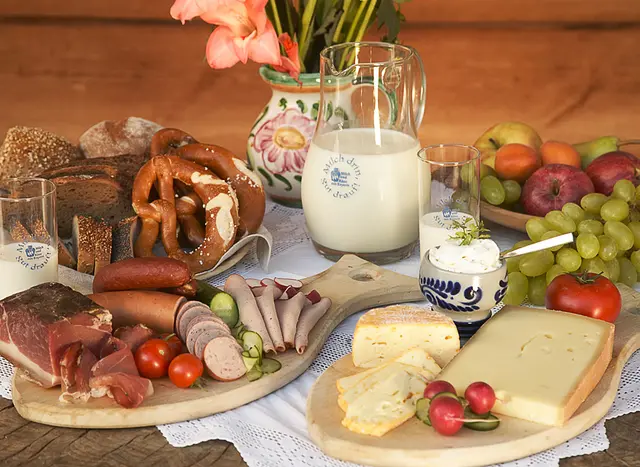 im Urlaub auf dem Bauernhof im Hofcafe einkehren und eine deftige Brotzeit genießen