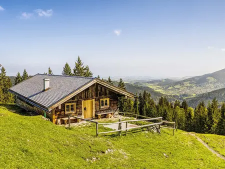 im urlaub auf dem Bauernhof in Oberbayern zur Almhütte wandern