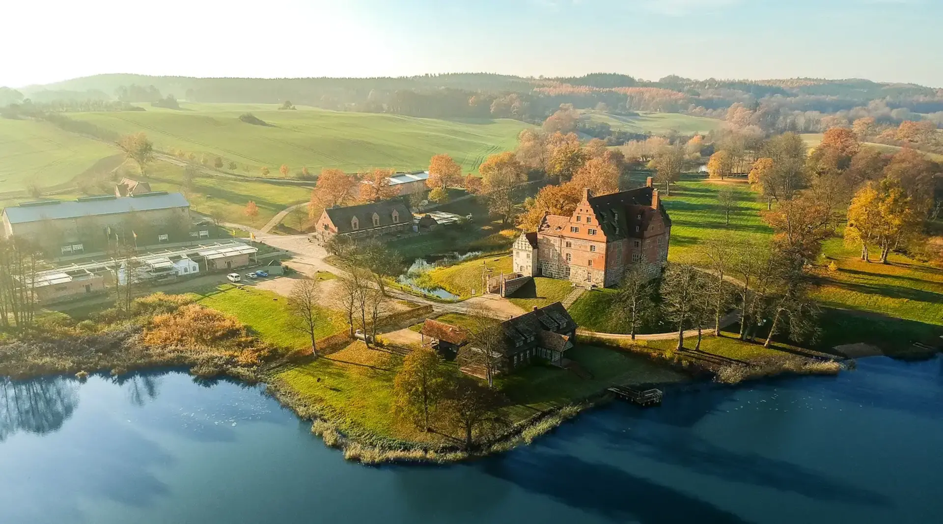 Schloss Ulrichshusen im Frühling – Urlaub im Gutshaus in Mecklenburg - © Fabian, AdobeStock Das Schloss Ulrichshusen in Mecklenburg-Vorpommern liegt im Frühling farbenfroh am See und steht für Urlaub im Gutshaus und Herrenhaus Urlaub.