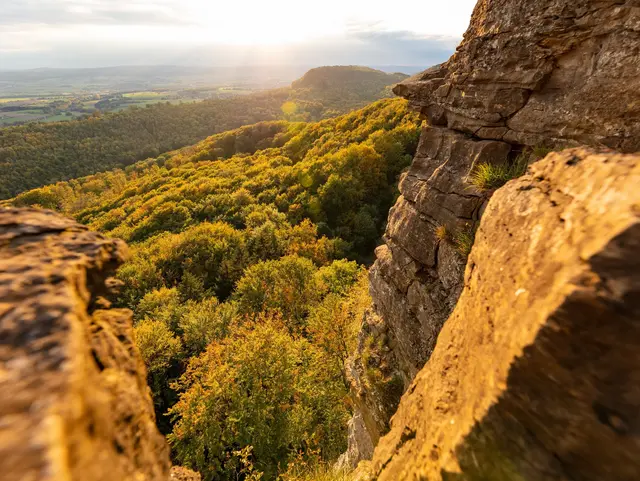 Hohenstein (Süntel) im Weserbergland, Landkreis Hameln-Pyrmont - © Christian Schwier, Adobe Stock Der Hohenstein erhebt sich mit seinen 340,5 m ü. NHN im Westen des Süntels und beeindruckt mit steilen Felsklippen, dichten Wäldern und einem weiten Blick über das Weserbergland.