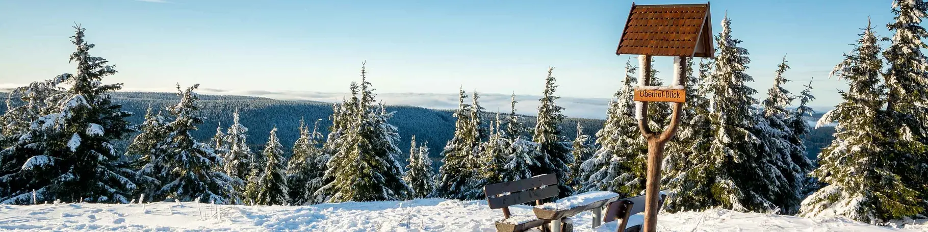 Winterurlaub in Thüringen verbringen und auf dem Schneekopf den Ausblick auf Oberhof genießen