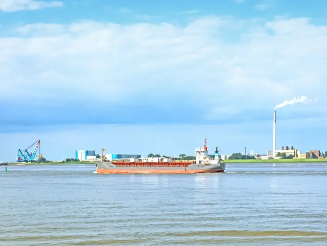  Frachtschiff auf der Weser vor Nordenham 