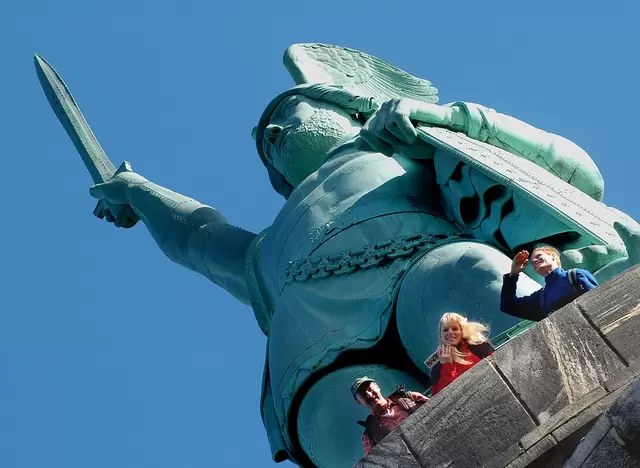 Im Urlaub im Teutoburger Wald das Hermannsdenkmal besuchen, das an die Schlacht im Jahre 9 nach Christus erinnert.