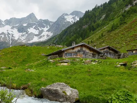 Urlaub in der Alm- oder Berghütte in den Alpen, im Schwarzwald oder im Harz.