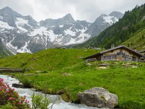 Urlaub in der Berghütte - © AdobeStock.com, by paul Urlaub in der Alm- oder Berghütte in den Alpen, im Schwarzwald oder im Harz.