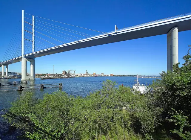 im Urlaub auf Rügen die Insel über die Rügenbrücke von Stralsund erreichen