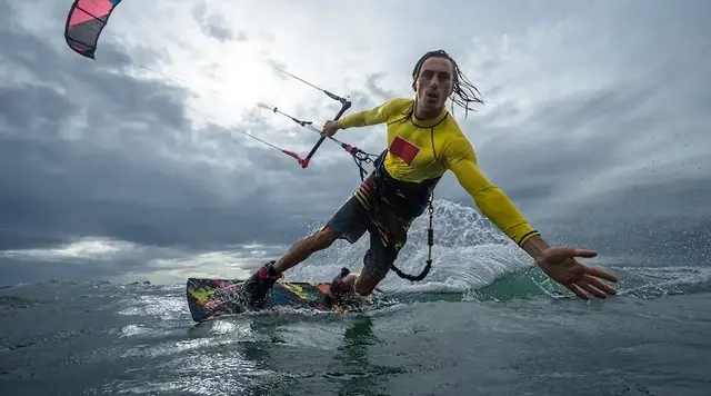 Kitesurfen bei Grömitz – Aktivurlaub an der Ostsee - © Oleg, AdobeStock Ein Kitesurfer fährt im Meer vor der Küste von Grömitz an der Ostsee.