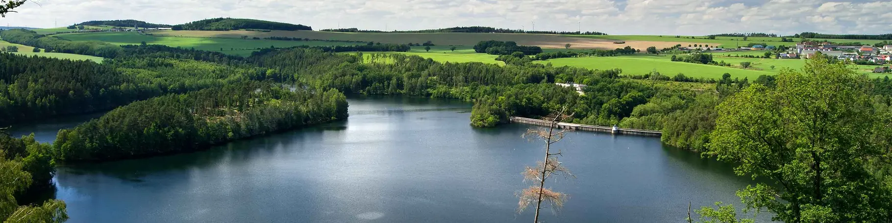 im Urlaub im Vogtland eine Wanderung an der Weidatalsperre unternehmen