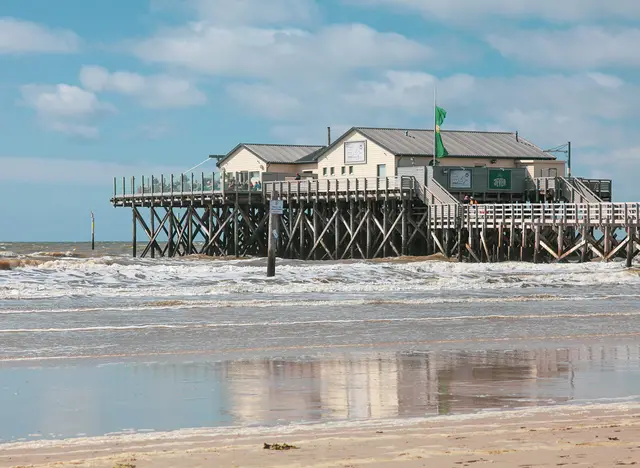 im Urlaub in Nordfriesland Pfahlbauten in St. Peter Ording bestaunen