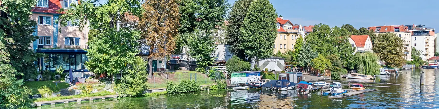 Dahme Fluss in Berlin mit Bootsanlegestelle 