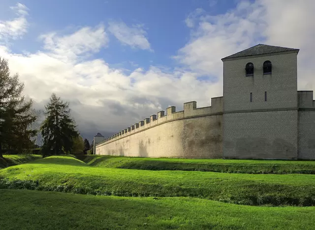 Ausflug zur Stadtmauer im Archäologische Park Xanten, einem Freilichtmuseum bei Xanten am Niederrhein.