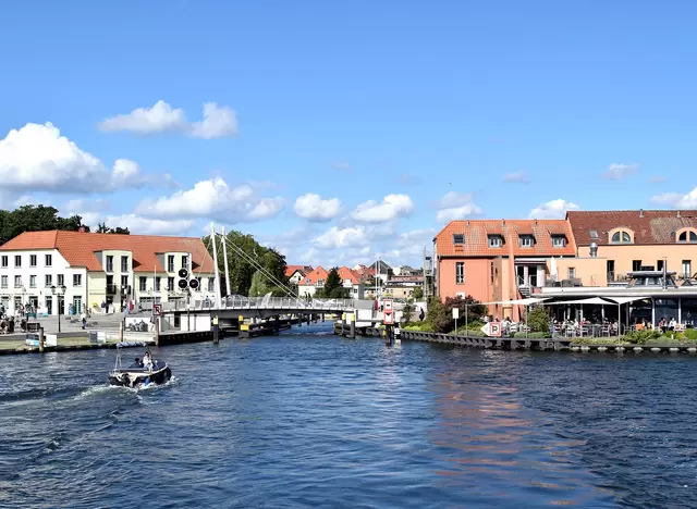 im Urlaub die Mecklenburgische Seenplatte entdecken und die Inselstadt Malchow mit der Drehbrücke und der Klosteranlage besuchen