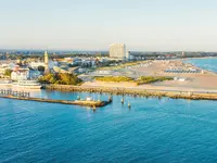 Seebad Warnemünde aus der Vogelperspektive - © Tourismusverband Mecklenburg-Vorpommern, Felix Gänsicke im Urlaub die Ostseeküste Mecklenburg entdecken und das Seebad Warnemünde besuchen