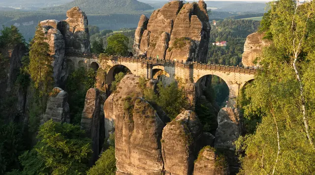 Landurlaub in Sachsen: Bastei in der Sächsische Schweiz - © Andreas Gruhl, Adobe Stock Beeindruckender Landurlaub in Sachsen: Blick auf die Bastei in der Sächsische Schweiz zum Sonnenaufgang