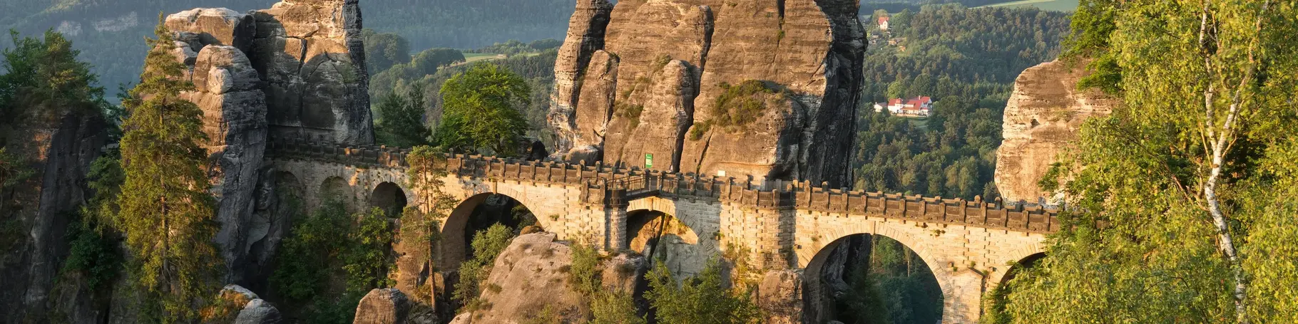 Blick auf die Bastei in der Sächsische Schweiz zum Sonnenaufgang