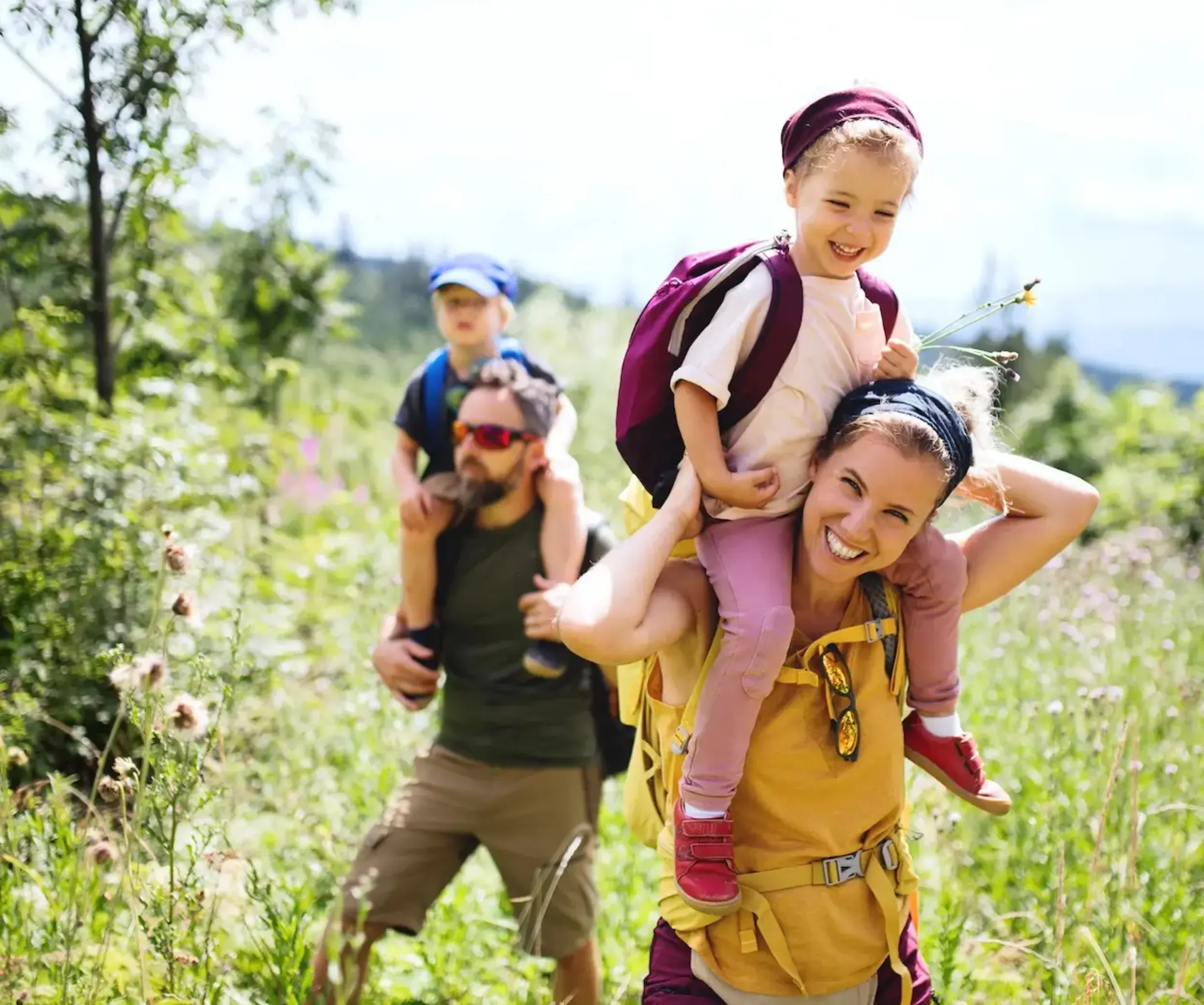 Familienzeit in der Natur genießen - © Halfpoint, adobe stock Familie mit zwei Kindern bei einem Spaziergang in der Natur