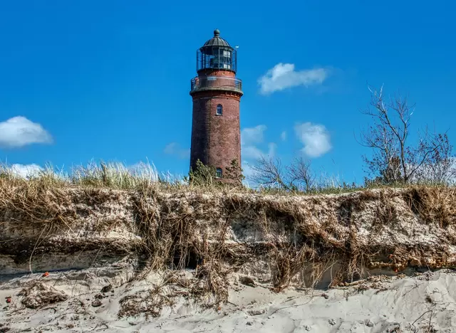 im Urlaub Fischland-Darß-Zingst entdecken und den Leuchtturm in Darßer Ort am Weststrand besuchen