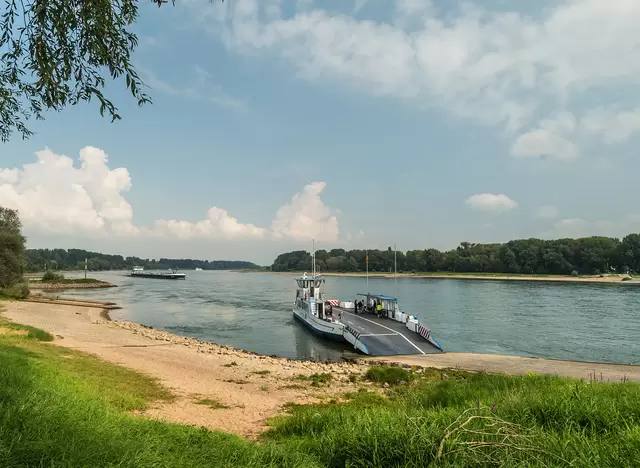 im Urlaub am Niederrhein mit dem Fahrrad auf dem Rheinradweg die Umgebung erkunden