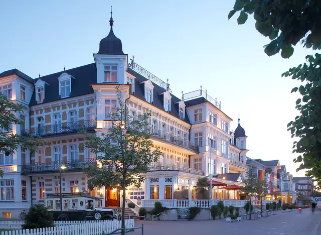 im Urlaub auf Usedom die Bäderarchitektur in den Kaiserbädern an der Strandpromenade bewundern