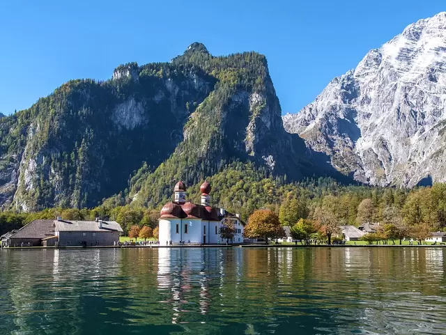 im Urlaub auf dem Bauernhof im Berchtesgadener Land eine Schifffahrt zu St. Bartholomä am Königssee machen