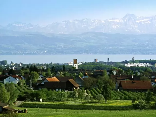 Ailingen am Bodensee. Blick vom Horach auf die Alpen