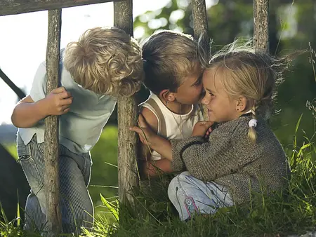 im Urlaub auf dem Bauernhof in Bayern mit anderen Kindern spielen und den Hof entdecken