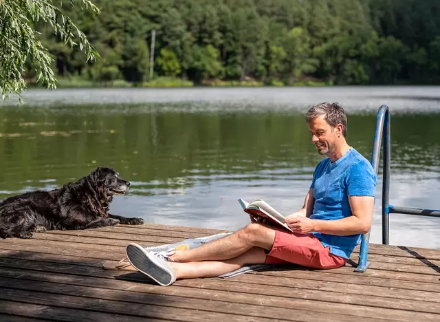 im Urlaub mit Hund die Mecklenburgischen Seenplatte erkunden und am Steg ausspannen