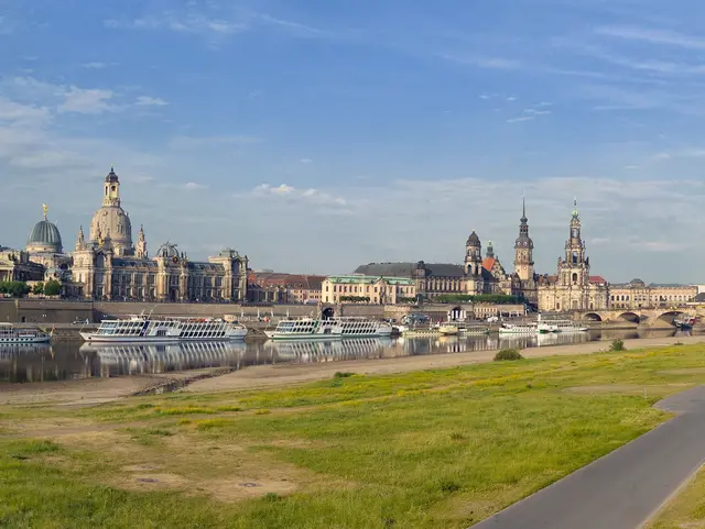 Dresden an der Elbe ist bekannt für seine Sehenswürdigkeiten wie die Frauenkirche, den Zwinger und das Terrassenufer.