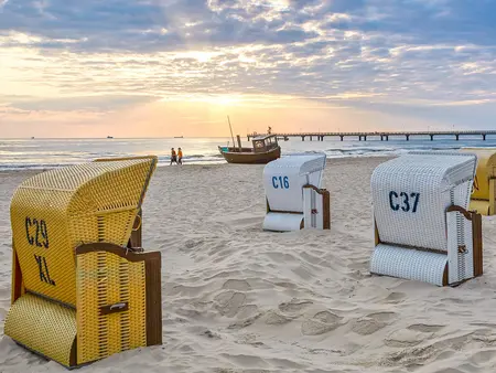 im Usedom Urlaub am Strand im Ostseeheilbad Koserow baden gehen