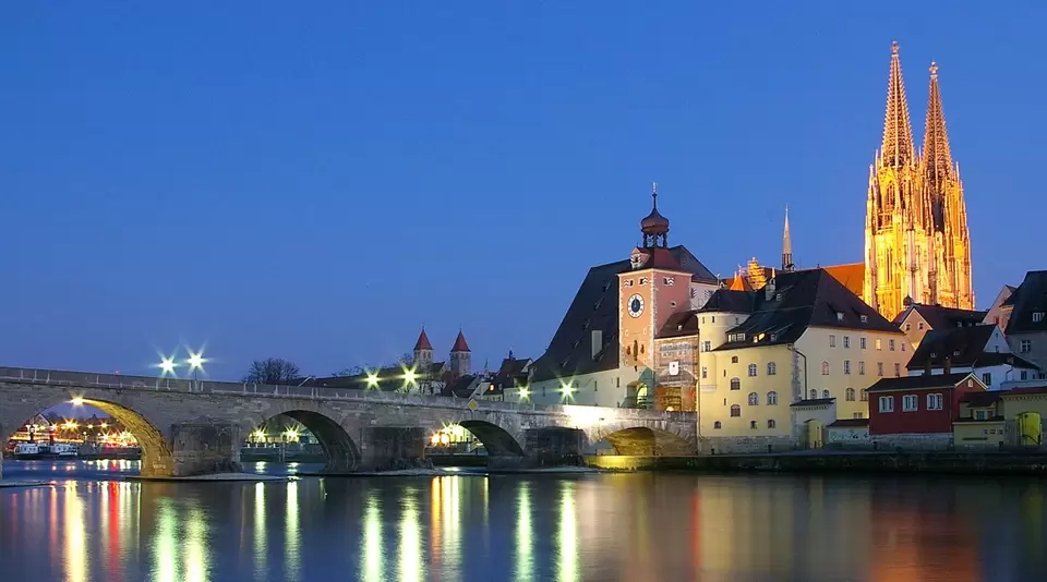 im Urlaub in der Oberpfalz die Stadt Regensburg besuchen und bei Nacht über die Steinerne Brücke spazieren