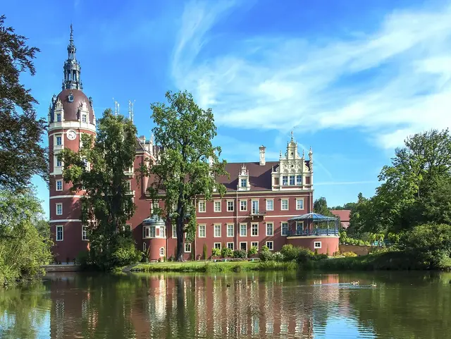 Bei einem Urlaub in der Oberlausitz sollten Sie den Fürst-Pückler-Park in Bad Muskau besuchen.