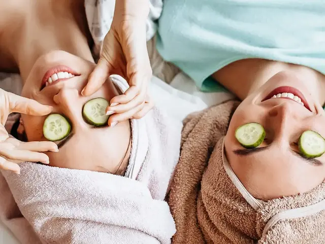 Wellnessurlaub auf dem Land – Beauty-Auszeit mit Freundinnen - © AdobeStock - Daria Lukoiko Zwei Frauen machen Gesichtsmaske mit Gurkenscheiben bei einem Wellnessurlaub auf dem Land