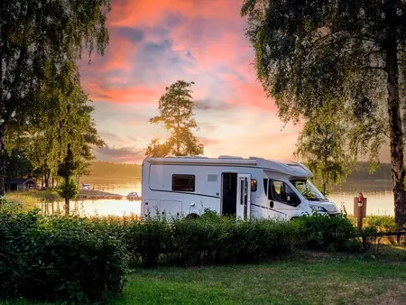 Idyllischer Wohnmobilstellplatz auf dem Bauernhof in Niedersachsen bei Sonnenuntergang.