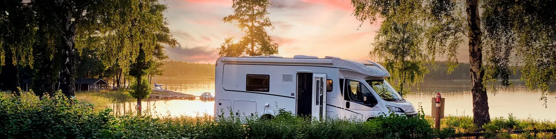 Idyllischer Wohnmobilstellplatz auf dem Bauernhof in Niedersachsen bei Sonnenuntergang.