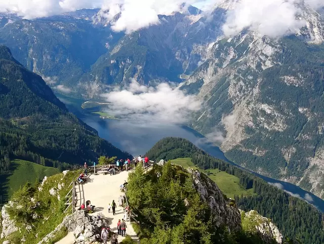 im Urlaub auf dem Bauernhof im Berchtesgadener Land auf den Jenner fahren und den Ausblick zum Königssee genießen