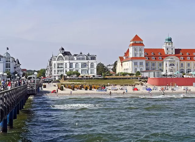 im Rügen Urlaub das Ostseebad Binz besuchen, auf der Seebrücke flanieren und baden